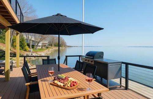 Traverse City House | NEW Bay Shore Retreat Mins to Downtown TC 7345