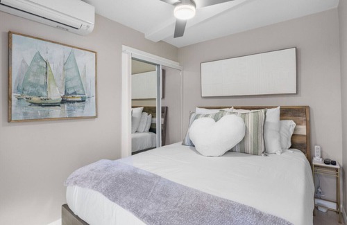 Mission Beach House | NEW Bayfront Bungalow Getaway! Steps from the beach + Free Parking