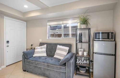 Mission Beach House | NEW Bayfront Bungalow Getaway! Steps from the beach + Free Parking