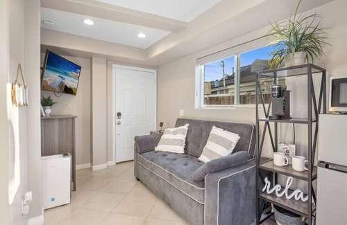 Mission Beach House | NEW Bayfront Bungalow Getaway! Steps from the beach + Free Parking