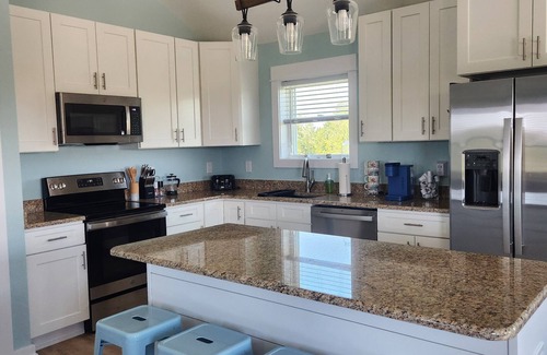 Waves House | New Beach Cottage/Water View/Beach Gear/walk to beach!