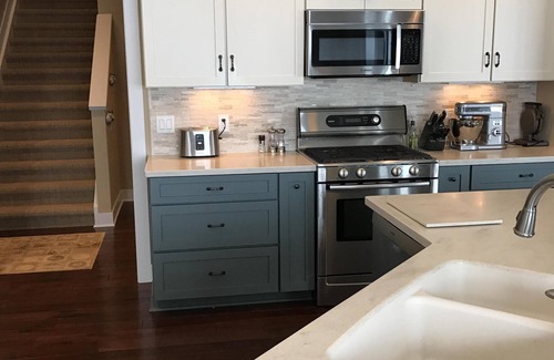 Williamsburg House | New Beach Home with 5 bedrooms on East Bay with sandy beach.