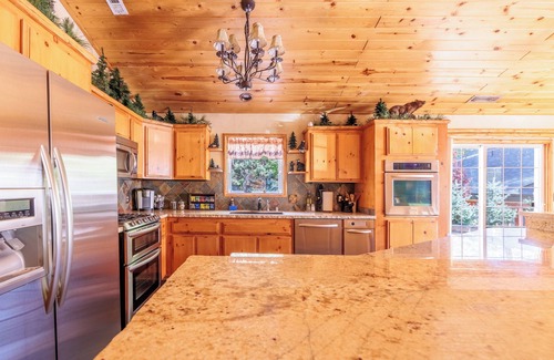 Whispering Forest Cabin | New! Bearadise ~ Hunting Cabin with Game Room