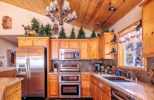 Whispering Forest Cabin | New! Bearadise ~ Hunting Cabin with Game Room