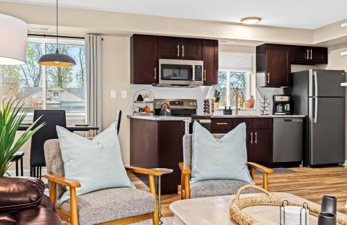 Roseville Apartment | New! Beautiful 1BR in Sharon Lane