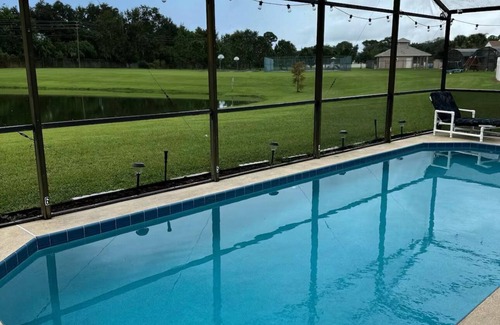 Montego Bay House | New Beautiful 2-Bedroom House near Disney.