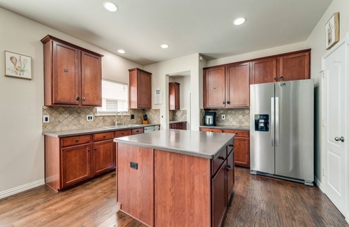 Tarrant County House | New, beautiful 5 BR, 10 beds, near AT&T Stad,Joe Pool, Sixflag, and pet friendly