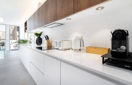 Sliema House | New! Beautiful Art Deco Townhouse 150m to Beach. (Daily Housekeeping incl)