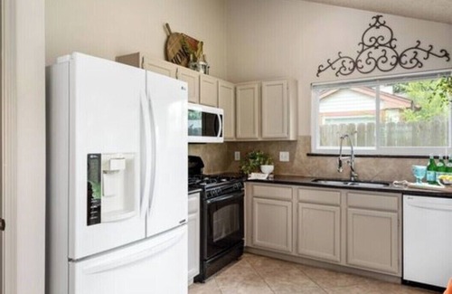 Barker House | NEW, Beautiful Home Fast Wi-Fi