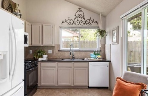 Barker House | NEW, Beautiful Home Fast Wi-Fi