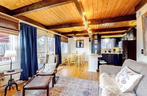 Whitefield House | NEW! Beautiful mountain view, big deck, grill, fireplace, firepit - 3BD/1.5BA