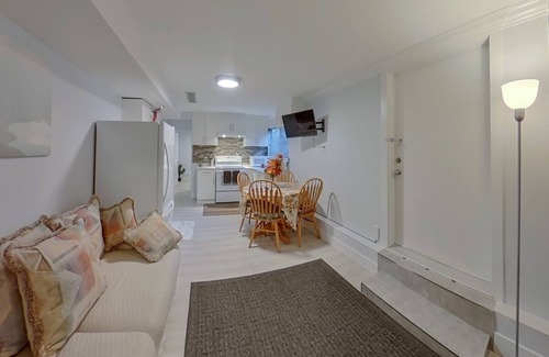 Guildford House | New, beautiful & peaceful 2 bed residential suite.