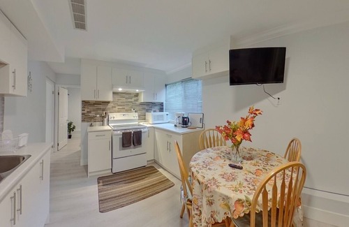 Guildford House | New, beautiful & peaceful 2 bed residential suite.