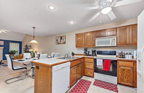 Gladstone House | NEW! Beautiful Townhome 11 minutes to Downtown