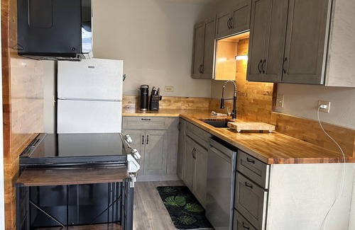Hilo House | New, beautifully remodeled and tastefully furnished downtown Hilo apt