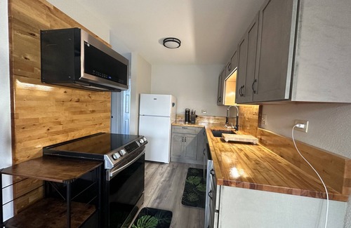 Hilo House | New, beautifully remodeled and tastefully furnished downtown Hilo apt