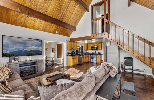 Munds Park Cabin | NEW! Behind The Pines - Walk to Dining & Nightlife! Great Location!