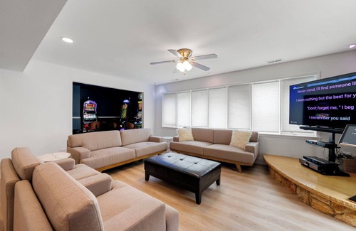 Bensenville House | New! Bensenville Hidden Haven - Pool/Arcade/Sauna
