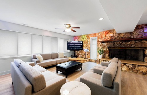 Bensenville House | New! Bensenville Hidden Haven - Pool/Arcade/Sauna
