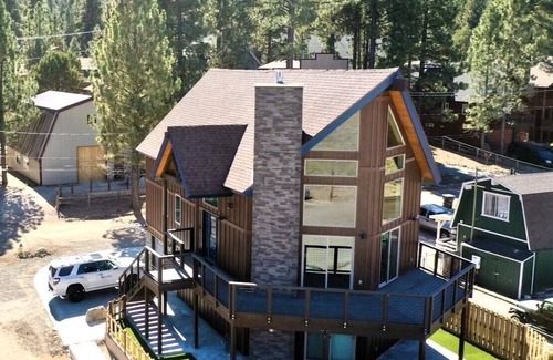 Woodlands House | NEW Big Bear Family Cabin & Bestselling Thriller Author Retreat