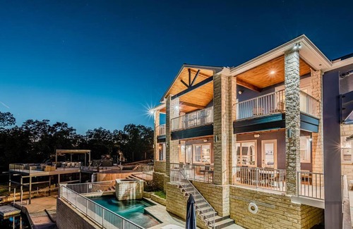 Kingsland House | New Big Blue in LBJ Waterfront with a Private Pool