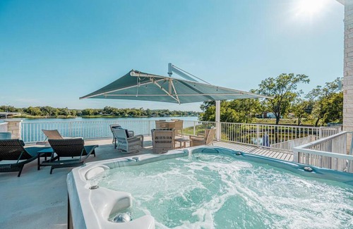 Kingsland House | New Big Blue in LBJ Waterfront with a Private Pool