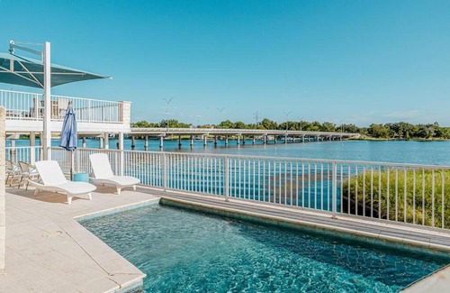 Kingsland House | New Big Blue in LBJ Waterfront with a Private Pool