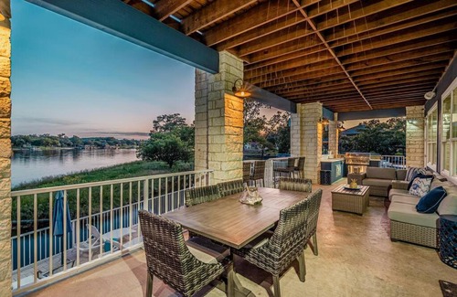 Kingsland House | New Big Blue in LBJ Waterfront with a Private Pool