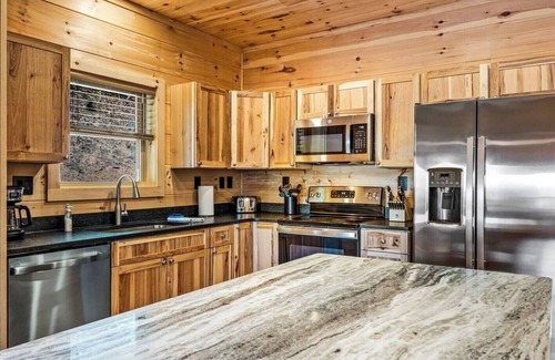 Franklin Cabin | NEW #BIG# Cabin*Hot-Tub*Firepit*King Beds*BIG VIEW