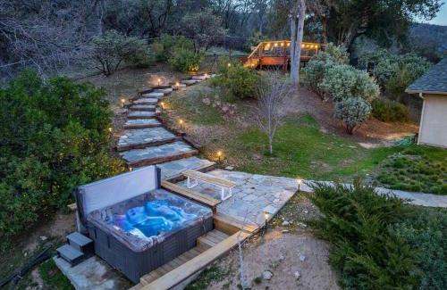 Oakhurst House | New Big Sky Cabin at Yosemite w/VIEWS, hot tub, firepit, and more