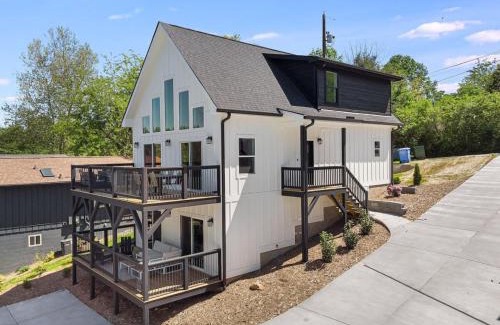 Kenilworth House | New Biltmore Village 5 Bedroom Home, 2 Decks, Mtn Views