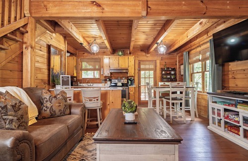 Warm Springs Cabin | NEW! Blackberry Patch - Fiber Wifi - Close to Callaway