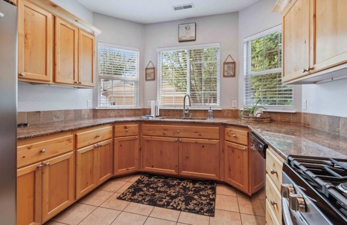 Northwest Boise City House | NEW! BloomHaus: A Whimsical Escape | Movie Loft | Back Patio w/Chiminea | Spacious Master en Suite