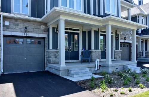 The Blue Mountains House | New Blue Mountain Village Snowbridge Executive Townhome Sleeps 10 with Outdoor Pool and Shuttle
