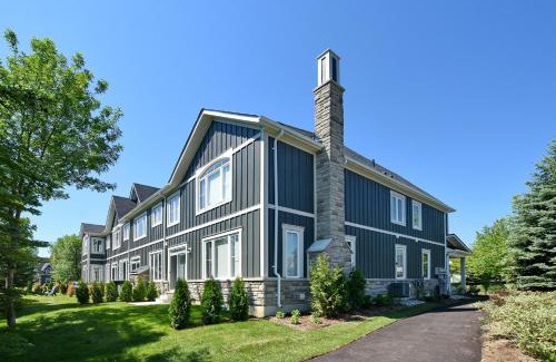 The Blue Mountains House | New Blue Mountain Village Snowbridge Executive Townhome Sleeps 10 with Outdoor Pool and Shuttle