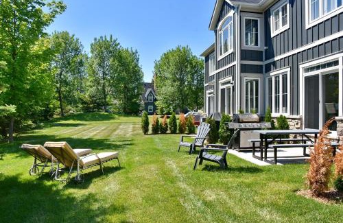 The Blue Mountains House | New Blue Mountain Village Snowbridge Executive Townhome Sleeps 10 with Outdoor Pool and Shuttle
