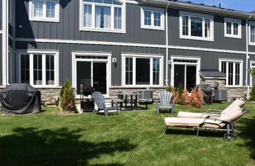 The Blue Mountains House | New Blue Mountain Village Snowbridge Executive Townhome Sleeps 10 with Outdoor Pool and Shuttle