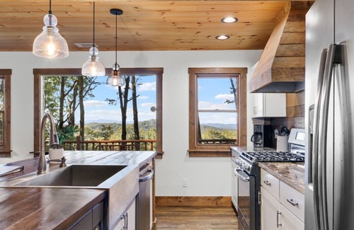Blue Ridge Cabin | NEW Blue Ridge Cabin! King Bed, Views, Hot Tub, Fire Pit! Weeknight Specials