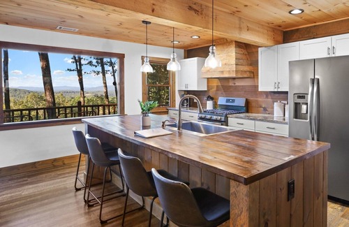 Blue Ridge Cabin | NEW Blue Ridge Cabin! King Bed, Views, Hot Tub, Fire Pit! Weeknight Specials