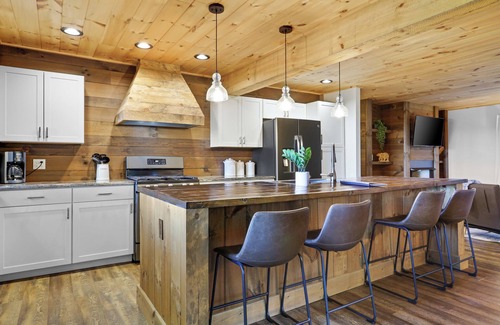 Blue Ridge Cabin | NEW Blue Ridge Cabin! King Bed, Views, Hot Tub, Fire Pit! Weeknight Specials