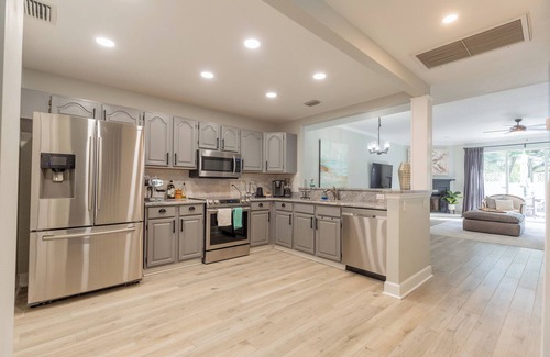 Bayshore Gardens House | New Blue Treasure, 2 blks from restaurants & water