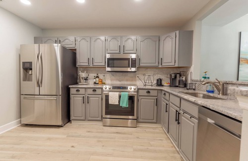 Bayshore Gardens House | New Blue Treasure, 2 blks from restaurants & water