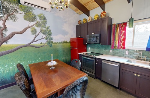 Capital View Cottage | New Boho Hillcrest cottage, fully furnished, month minimum