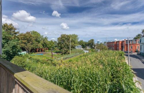 Dudley - Brunswick King Apartment | NEW! Boston Condo Near MBTA, 3Mi to Fenway! (U1)