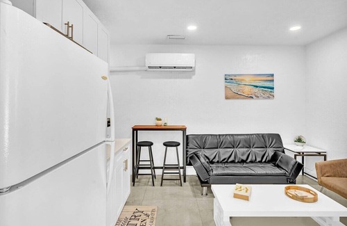 Hallandale Beach House | NEW Boutique One Bedroom Close to Aventura Mall & Beach