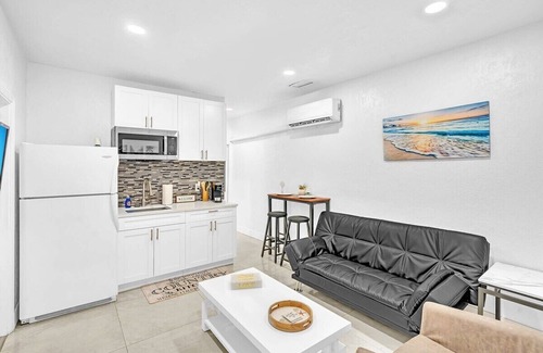 Hallandale Beach House | NEW Boutique One Bedroom Close to Aventura Mall & Beach