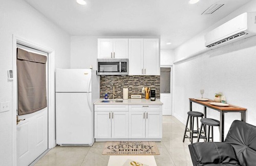 Hallandale Beach House | NEW Boutique One Bedroom Close to Aventura Mall & Beach