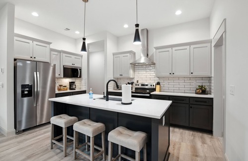 Lawrence House | NEW! Brand New Cool Comfy Lawrence Retreat