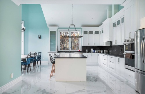Bluewater Beach House | *NEW* Breathtaking Estate in Tiny | Hot tub | Pool | Sleeps 22+ | Beach Nearby