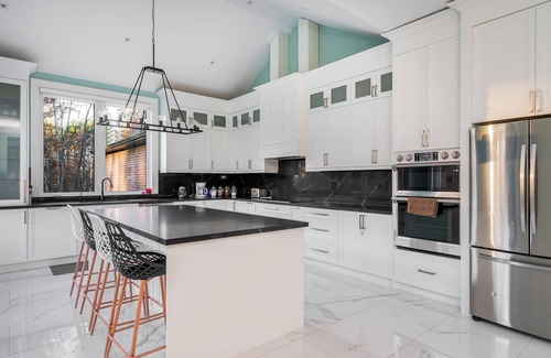 Bluewater Beach House | *NEW* Breathtaking Estate in Tiny | Hot tub | Pool | Sleeps 22+ | Beach Nearby